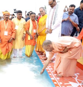 पूजा करते सीएम योगी।